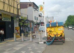 Truk sedot WC melakukan penyedotan septic tank di area ruko dan jalan perkotaan