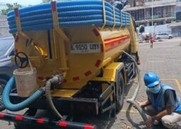 Proses sedot WC menggunakan truk tinja dan selang vakum oleh petugas profesional