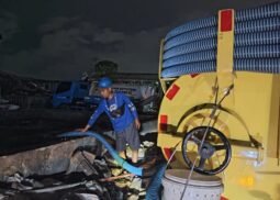 Petugas sedot WC menyedot limbah septic tank menggunakan truk tinja pada malam hari