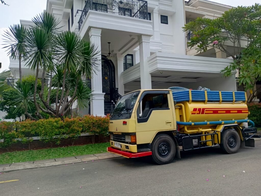 Jasa sedot WC profesional menggunakan truk tinja di kawasan perumahan Jakarta