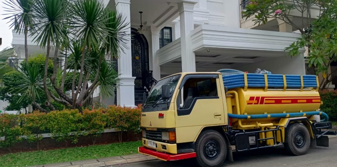 Jasa sedot WC profesional menggunakan truk tinja di kawasan perumahan Jakarta