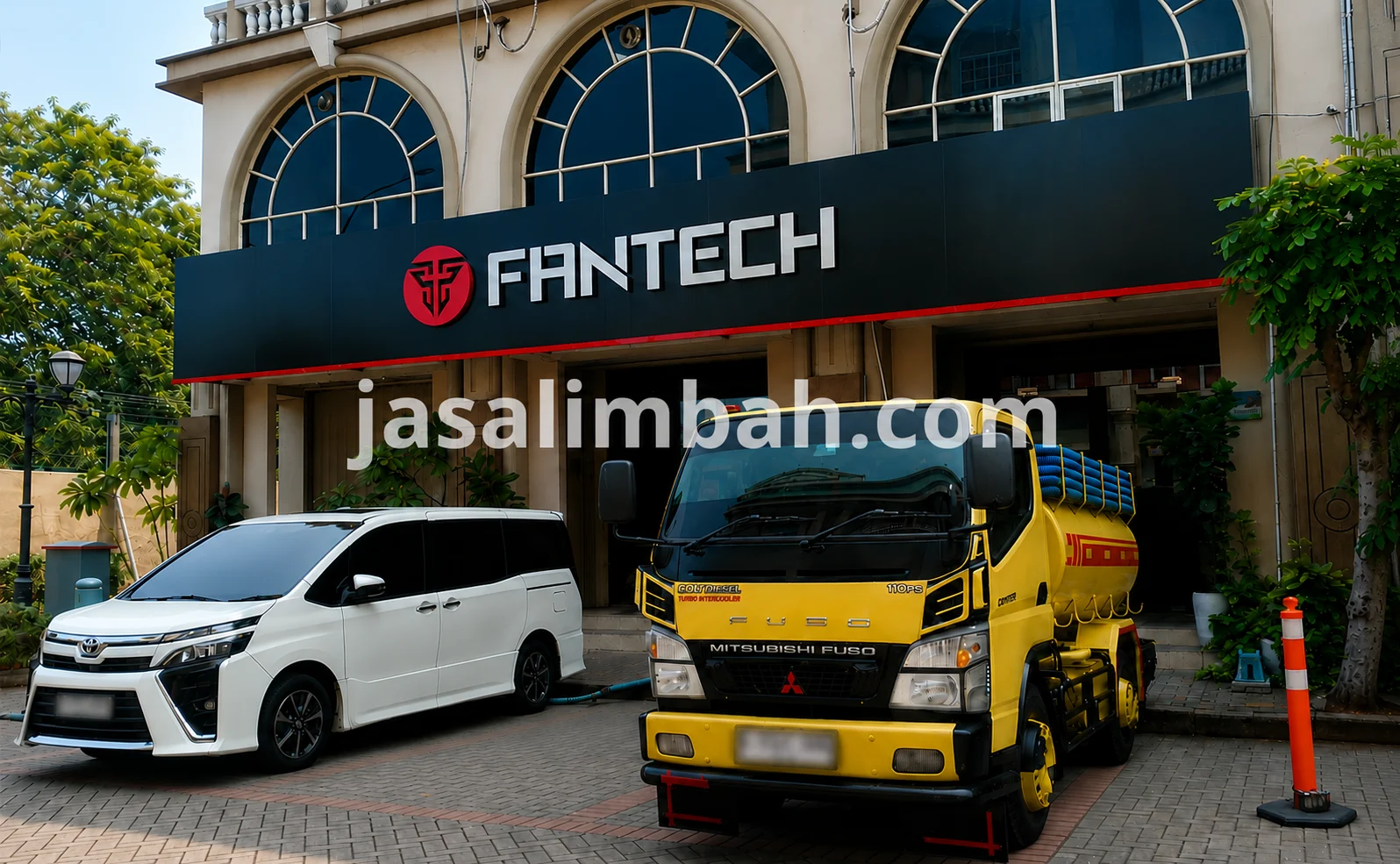Truk tangki Jasa Limbah terparkir di depan kantor Fantech untuk layanan sedot bak kontrol