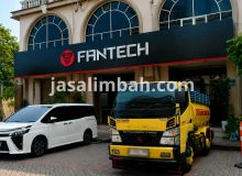 Truk tangki Jasa Limbah terparkir di depan kantor Fantech untuk layanan sedot bak kontrol