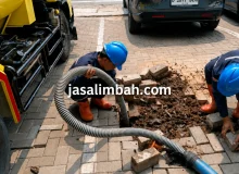 Sedot limbah pada saluran tersumbat oleh teknisi berpengalaman