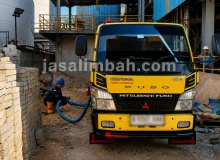 Truk tangki Jasa Limbah terparkir di area pabrik untuk sedot limbah industri
